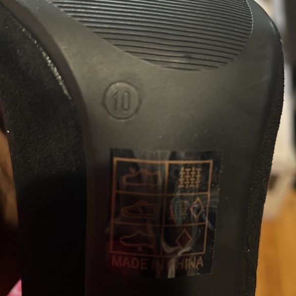 NWT GC Black Suede Ankle Boots in it’s original Box. - Picture 6 of 6